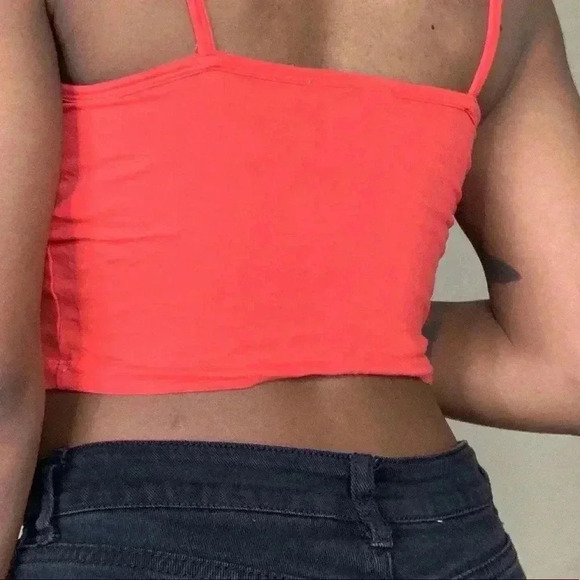 Red spaghetti strap crop top - Picture 3 of 3